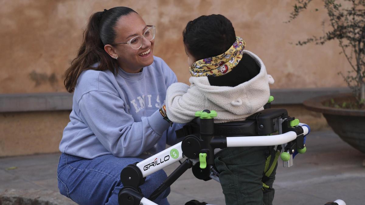 Pablito El Guerrero con su madre.