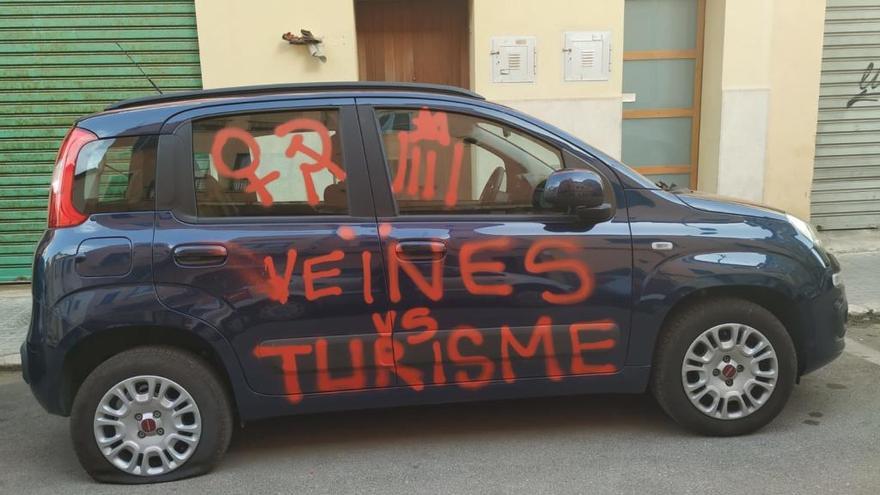 La turismofobia se extiende al Eixample con una pintada en un coche de alquiler