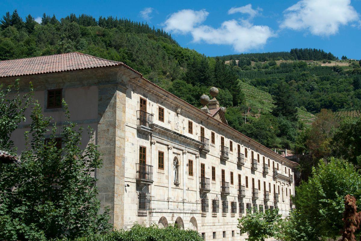 Dormir en El Escorial asturiano es posible: así es el Parador de Corias