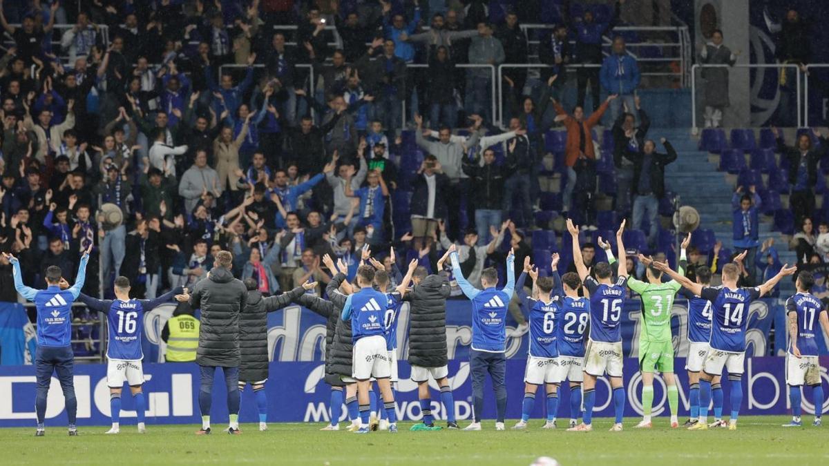Los jugadores del Oviedo celebran la victoria ante el Alcorcón con el Fondo Norte del Tartiere. | Miki López