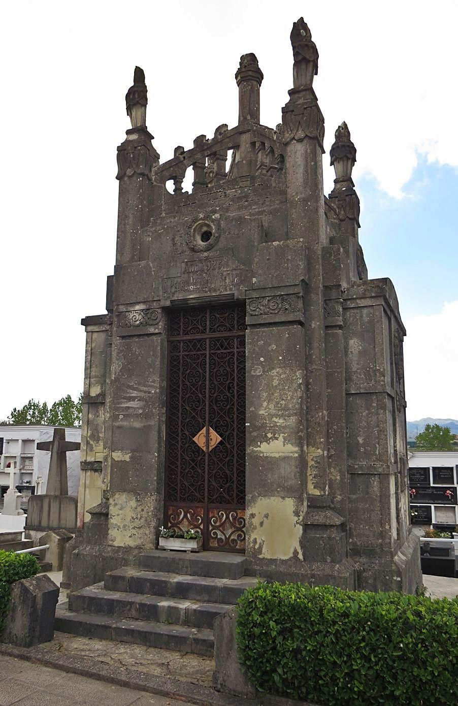 Capilla funeraria de Pedro Alonso, abandonada, en el cementerio de Noreña. | 