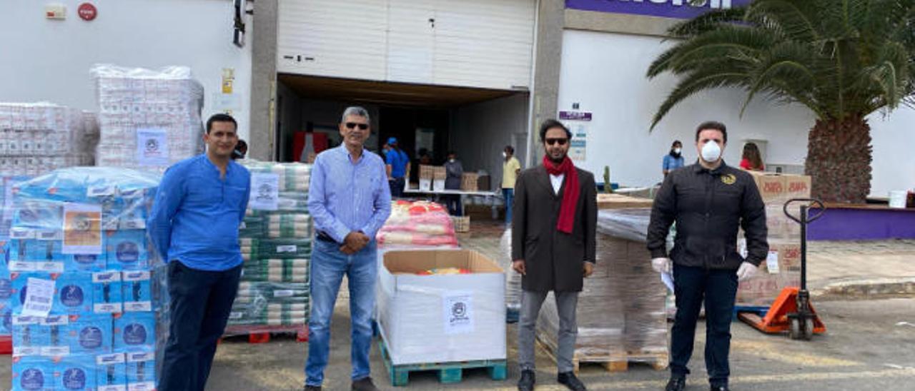 Mohamed Amjahdi, Larbi, Fadel Kah y el pastor Ángel Hernández con los alimentos donados.