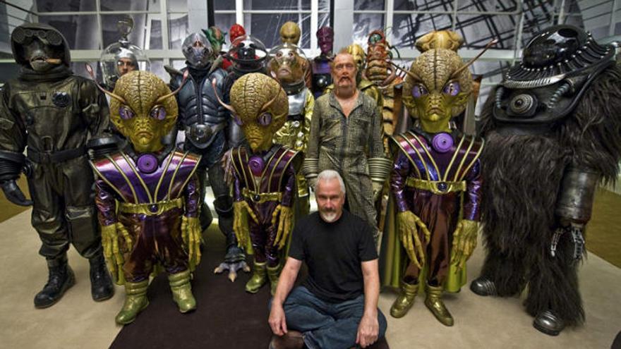 Rick Baker junto a sus creaciones para Men in Black.