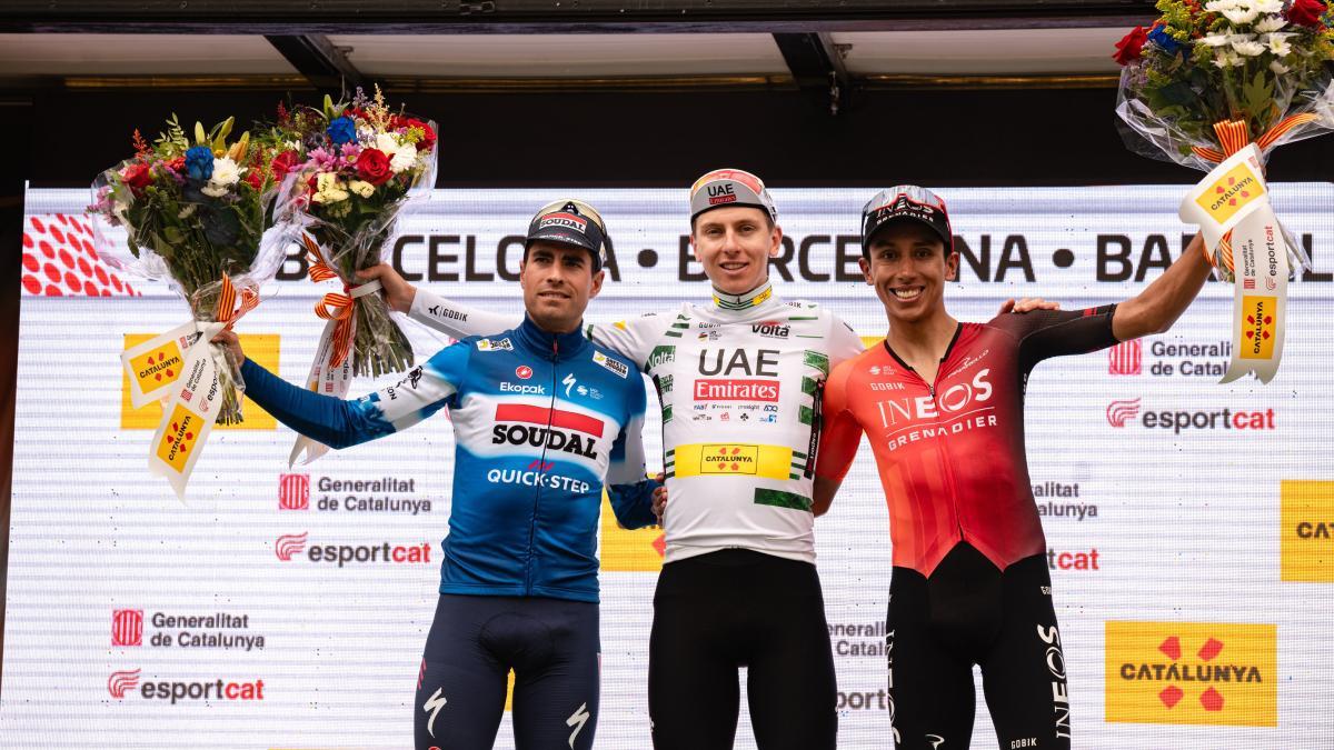 Pogacar, con sus compañeros de podio en la Volta
