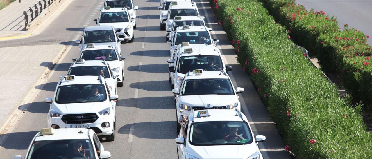 Caravana de taxis en el primer cinturón de ronda de Vila, en un acto de protesta en julio de 2018 contra las VTC. | VICENT MARÍ