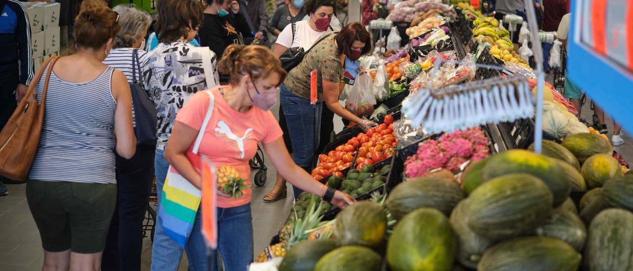 Las familias canarias afrontan la crisis de precios con mayor nivel de empleo. En la imagen, varias personas hacen la compra en un súper de las Islas.