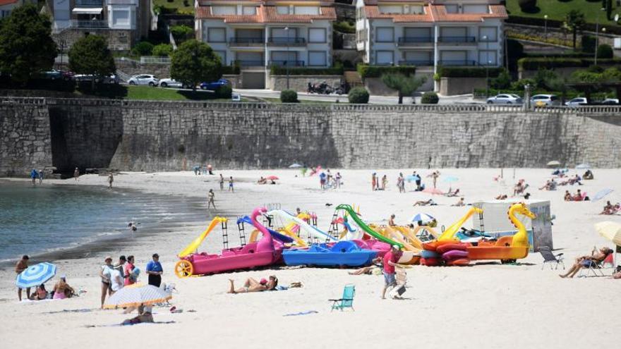 Con el calor los bañistas toman las playas de la comara. |   // G. SANTOS