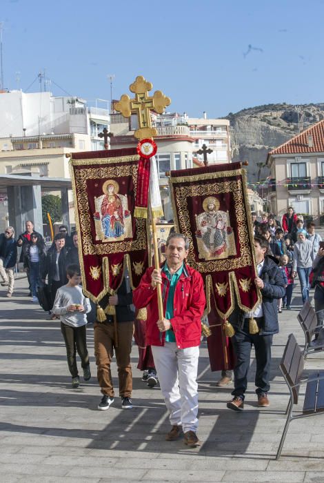 Los ortodoxos celebran en Alicante el bautismo de Jesús con la bendición del mar y con el rito de nadar en busca de la cruz