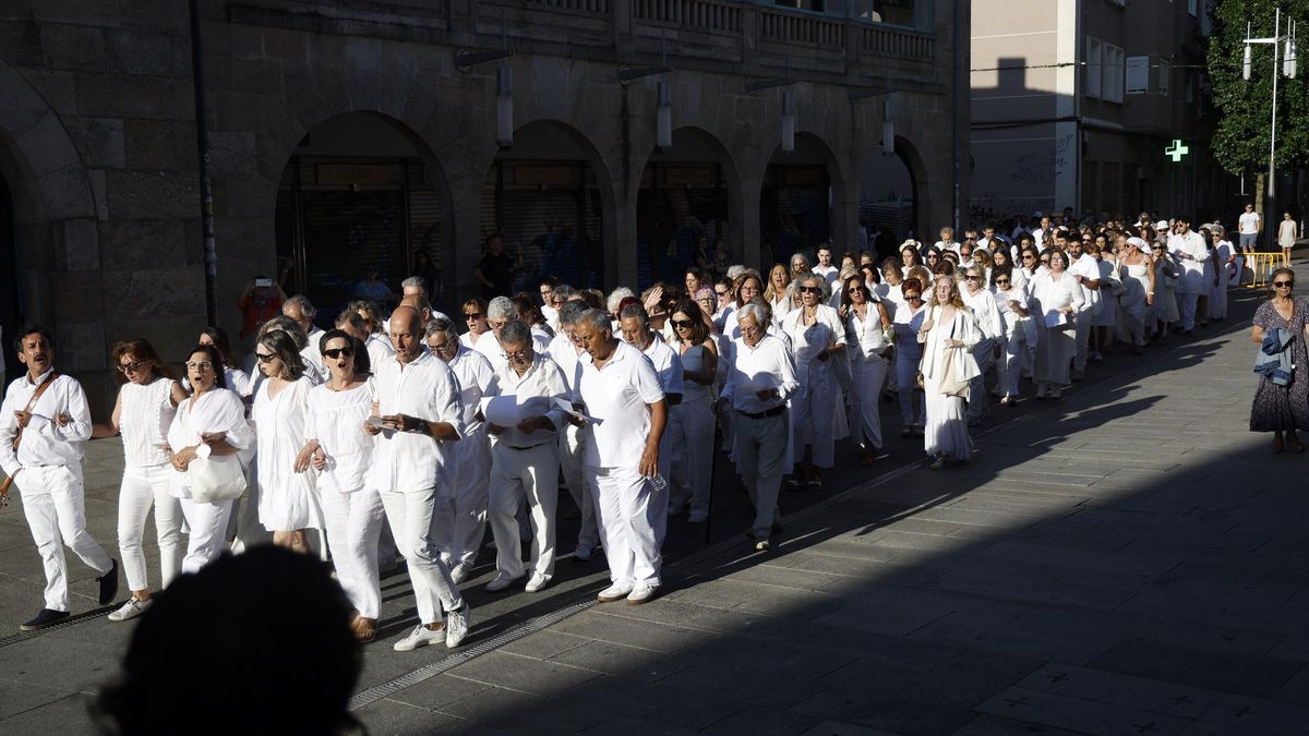 Los participantes en la performance, a su llegada a la calle Sierra.