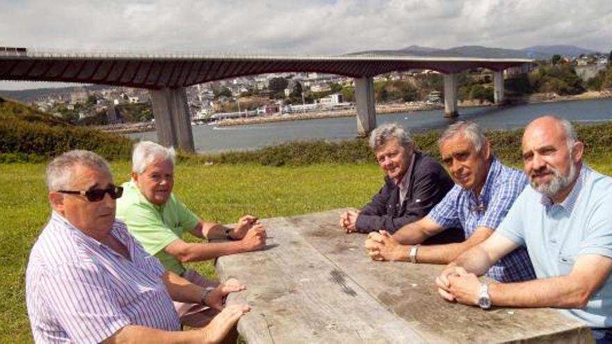 De izquierda a derecha, Domingo Martínez, Ignacio García-Arango, Eduardo Gutiérrez, José Ángel Pérez y Francisco José García, en la orilla asturiana de la ría, con el puente de los Santos detrás.