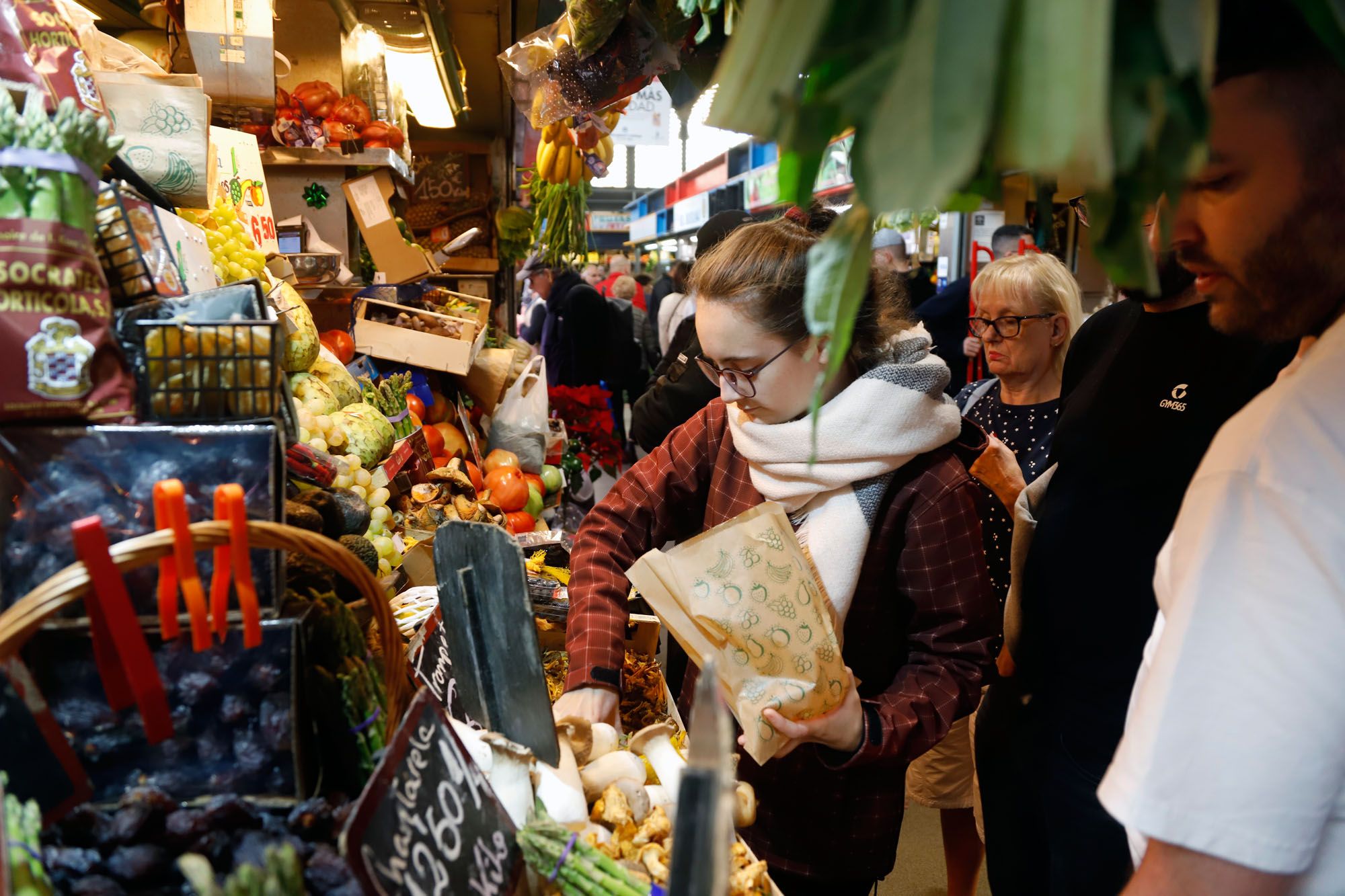 Compras navideñas en el mercado de Atarazanas.