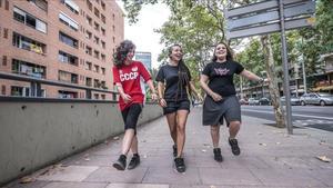 Paula, Sandra y Anna, tres jóvenes de Nou Barris, esta semana.