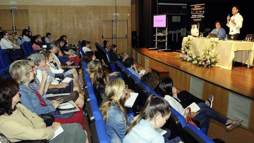 María José Payo (izquierda) y Rosa Cobo (derecha) en el auditorio durante la primera jornada del curso de igualdad. // Bernabé/Javier Lalín