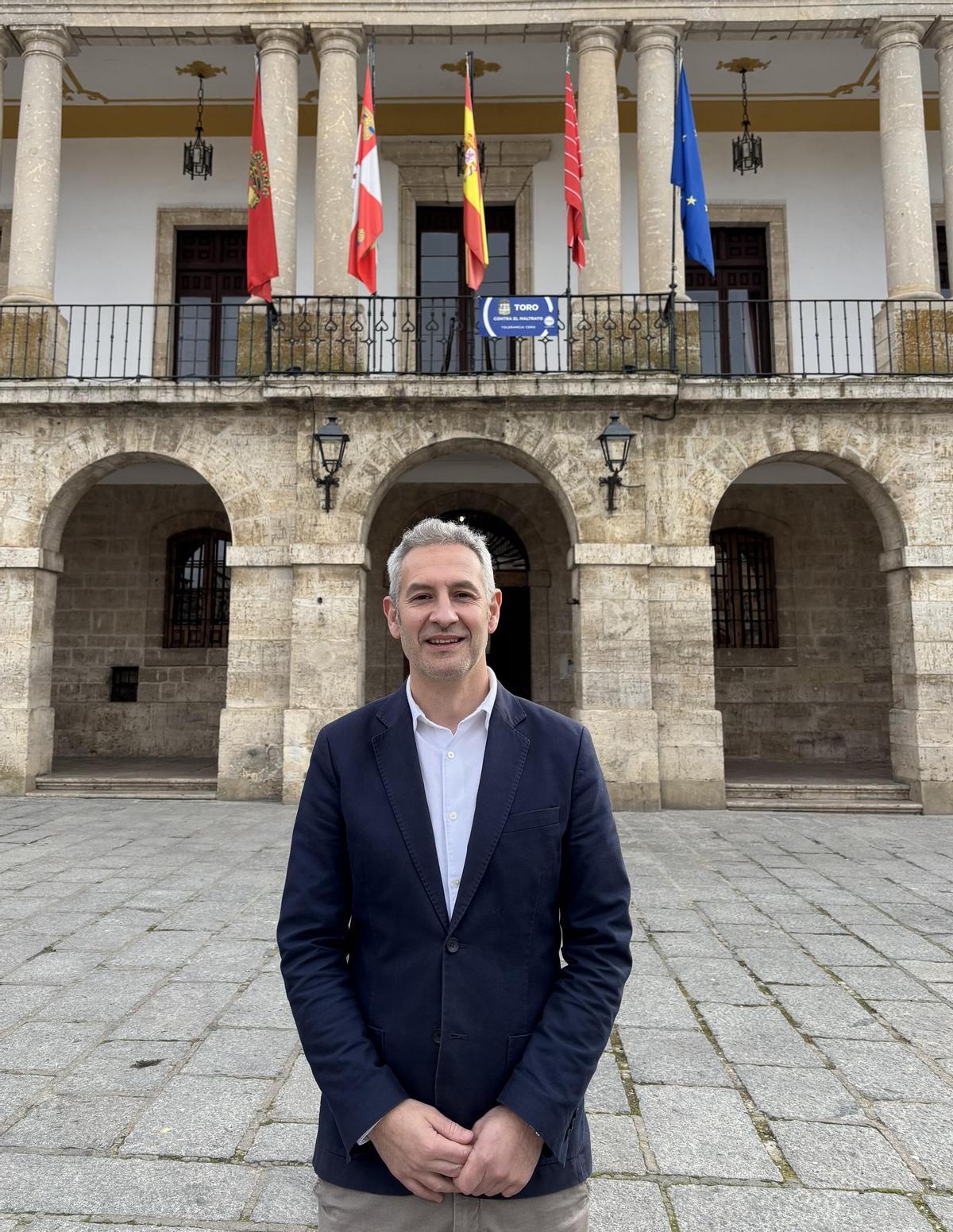 Carlos Rodríguez Casares posa junto al edificio del Ayuntamiento.
