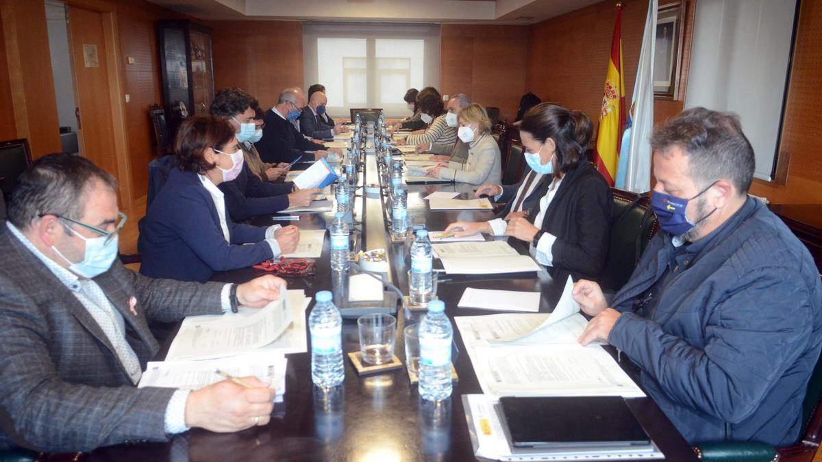 Los consejeros, ayer, en la primera reunión presencial desde que estalló la crisis sanitaria.