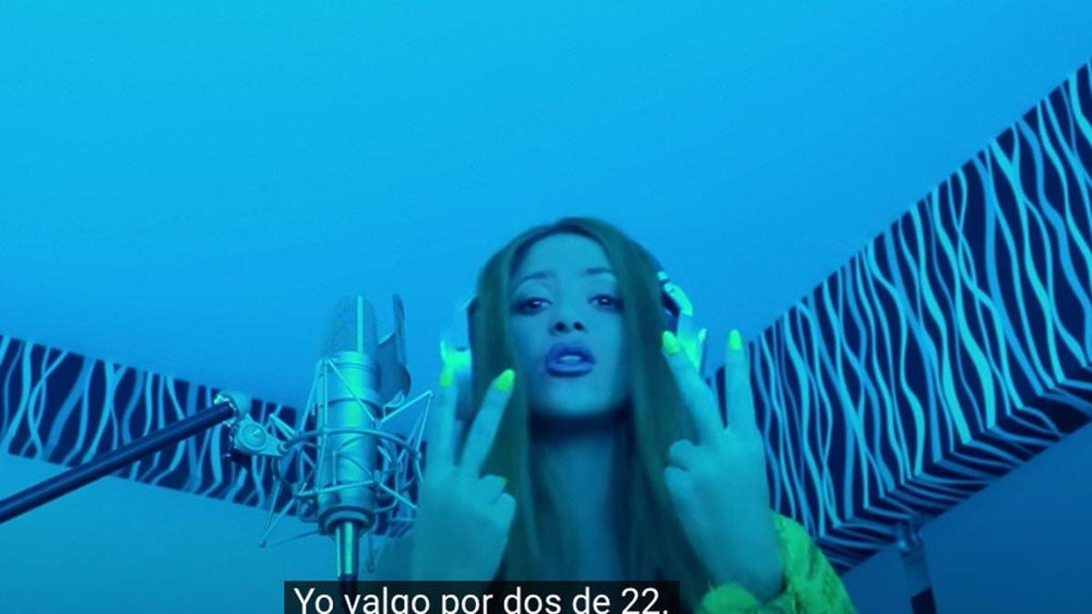 Shakira haciendo el 22 en su videoclip con Bizarrap