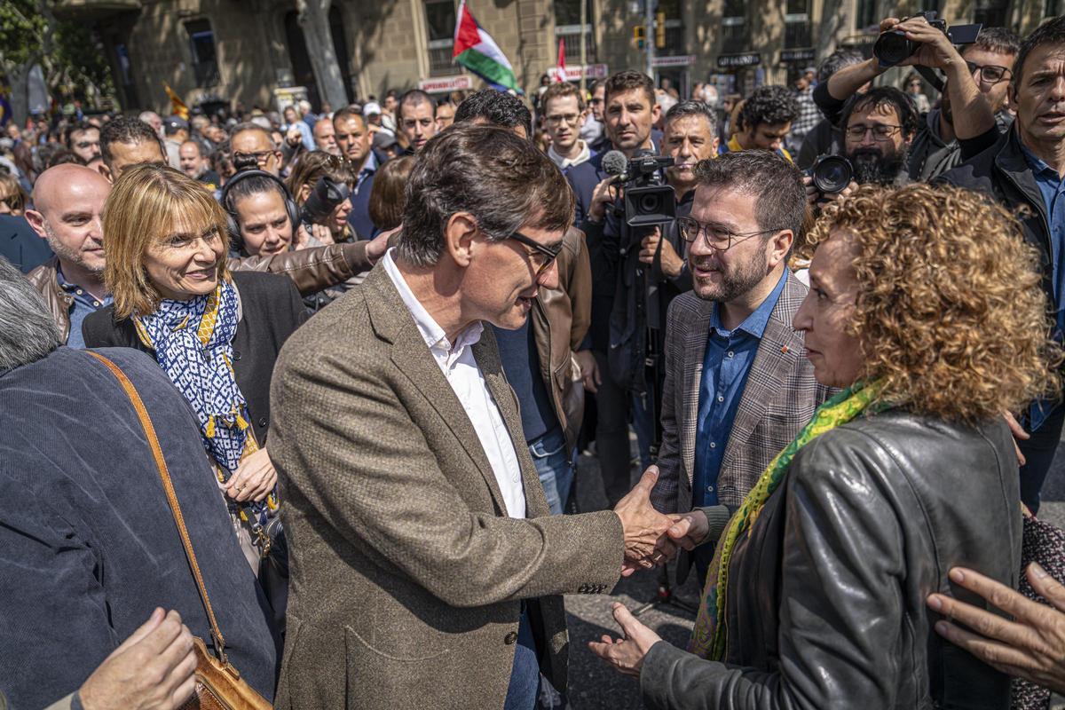 Imagen de archivo de Salvador Illa y Pere Aragonès en la manifestación del 1 de mayo.