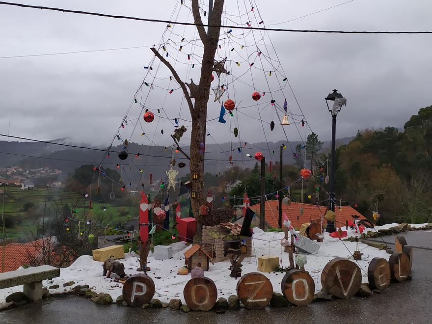 El árbol de Navidad artesanal, ubicado en la plaza.  // A. Pinacho