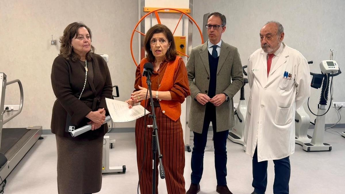 Carmen de la Cámara. María Jesús Botella, Santiago Cabello y Manuel Mesa, en el gimnasio del hospital.