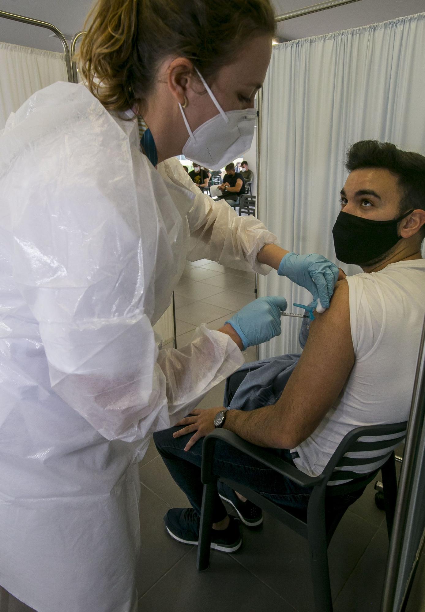 Vacunacion de docentes en Sant Joan y en el hospital de campaña de Alicante