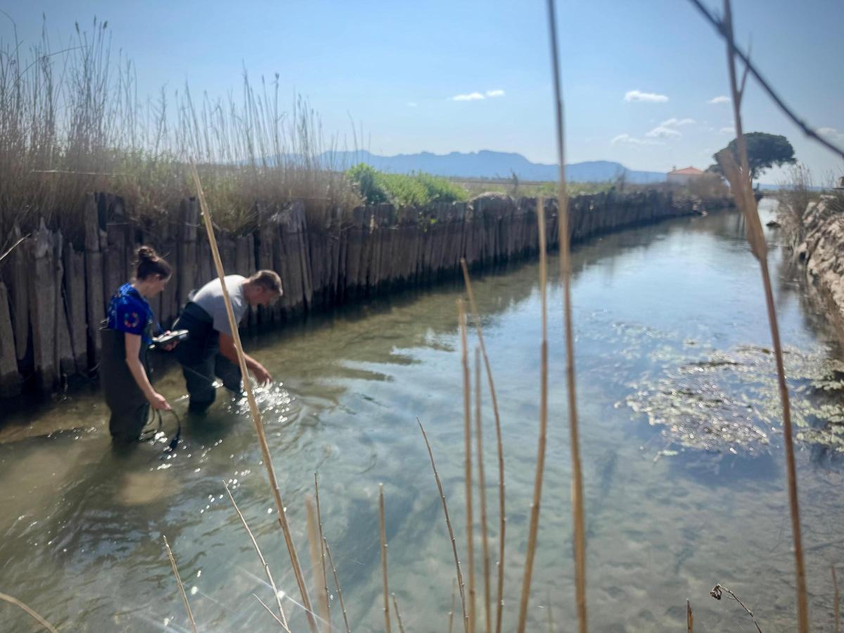Los técnicos, en la acequia de Setze Pams.