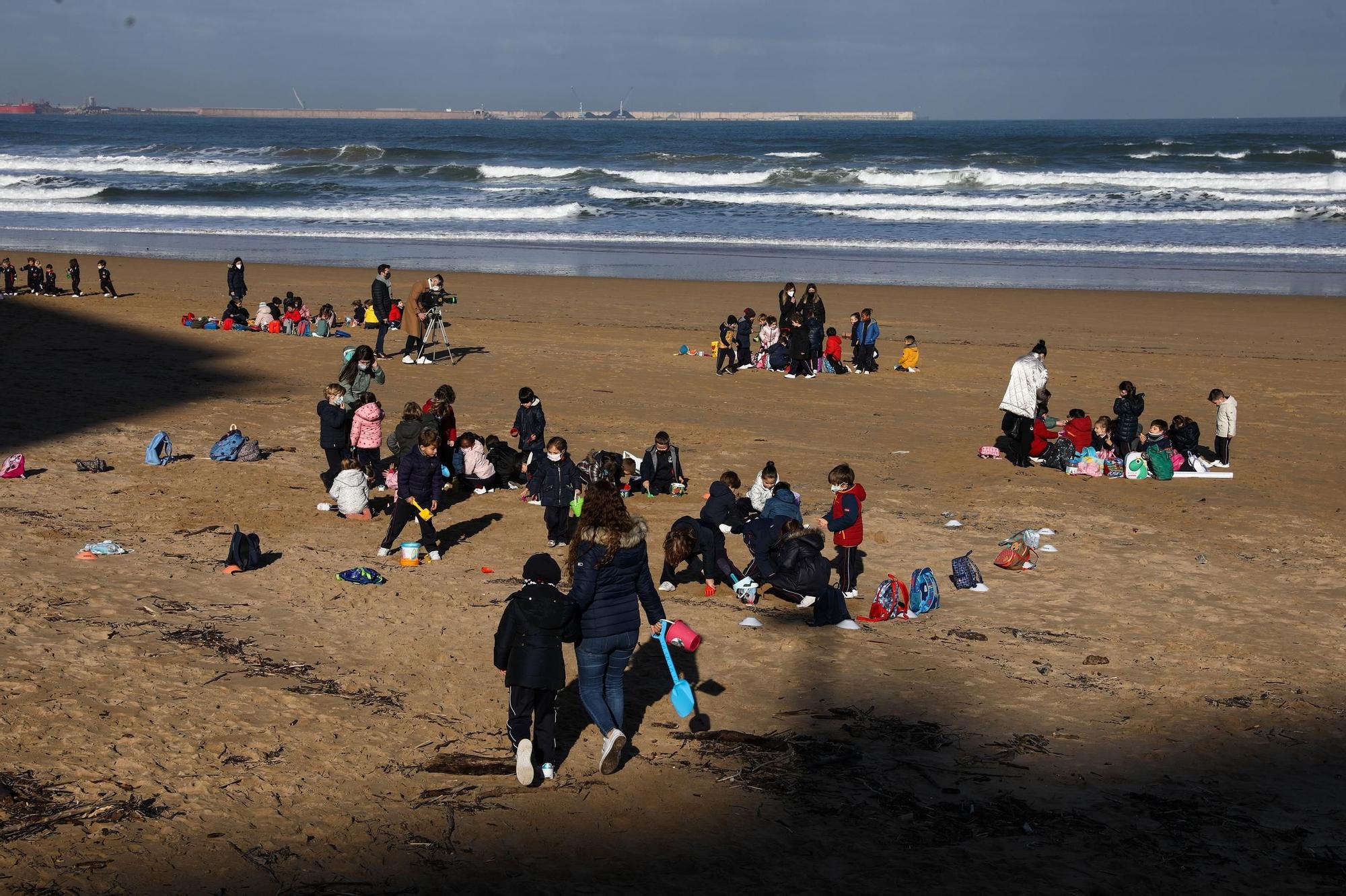 Los alumnos de Infantil del colegio San Vicente de Paúl se reencuentran en la playa