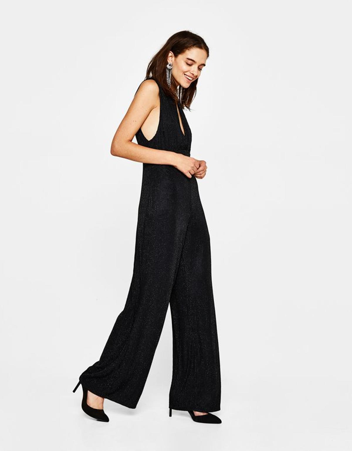 Vestidos de invitada de Bershka: negro metalizado