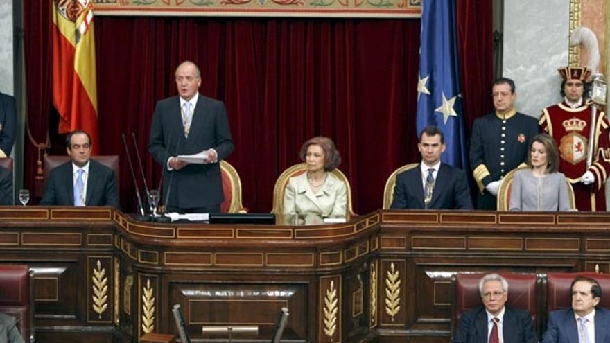 El rey Juan Carlos, durante su discurso en el Congreso en presencia de José Bono, la reina Sofía y los Príncipes de Asturias.