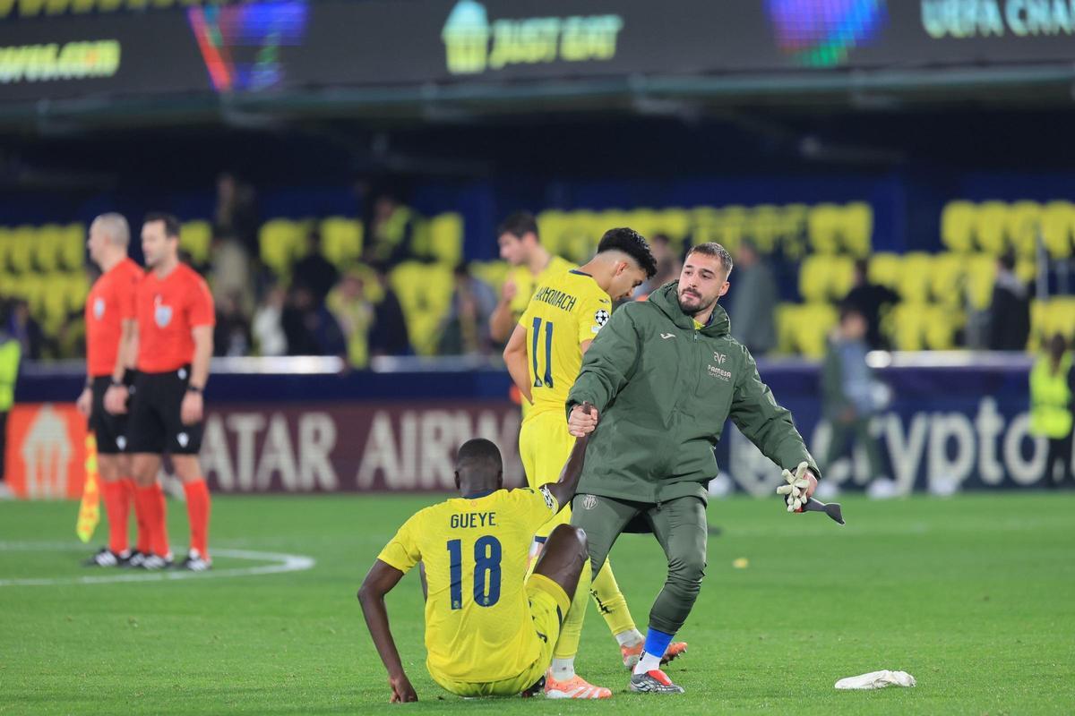 Arnau Tenas levanta a Pape Gueye, tras la derrota del miércoles.