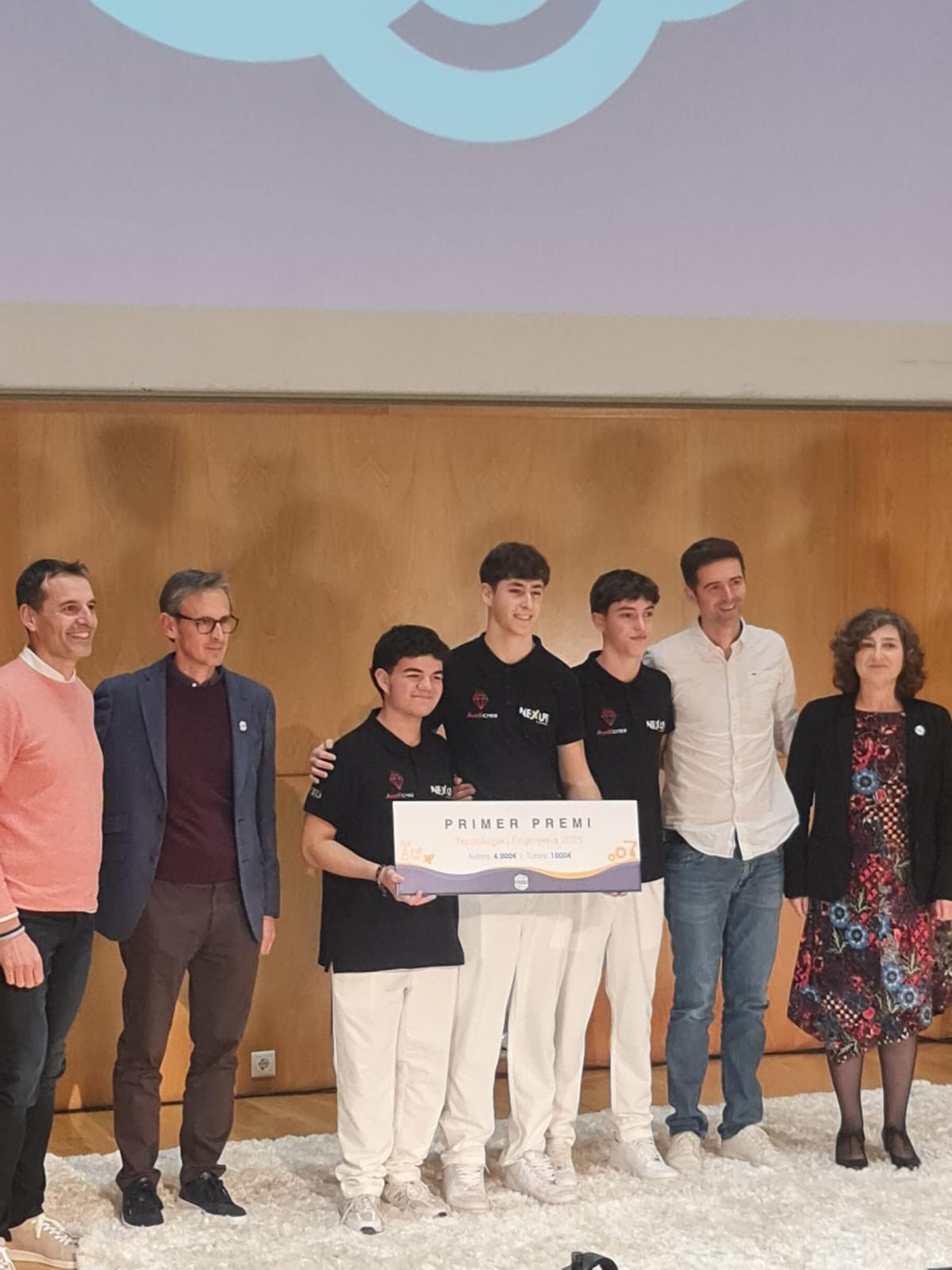 Los tres alumnos benicarlandos recogen el primer premio.