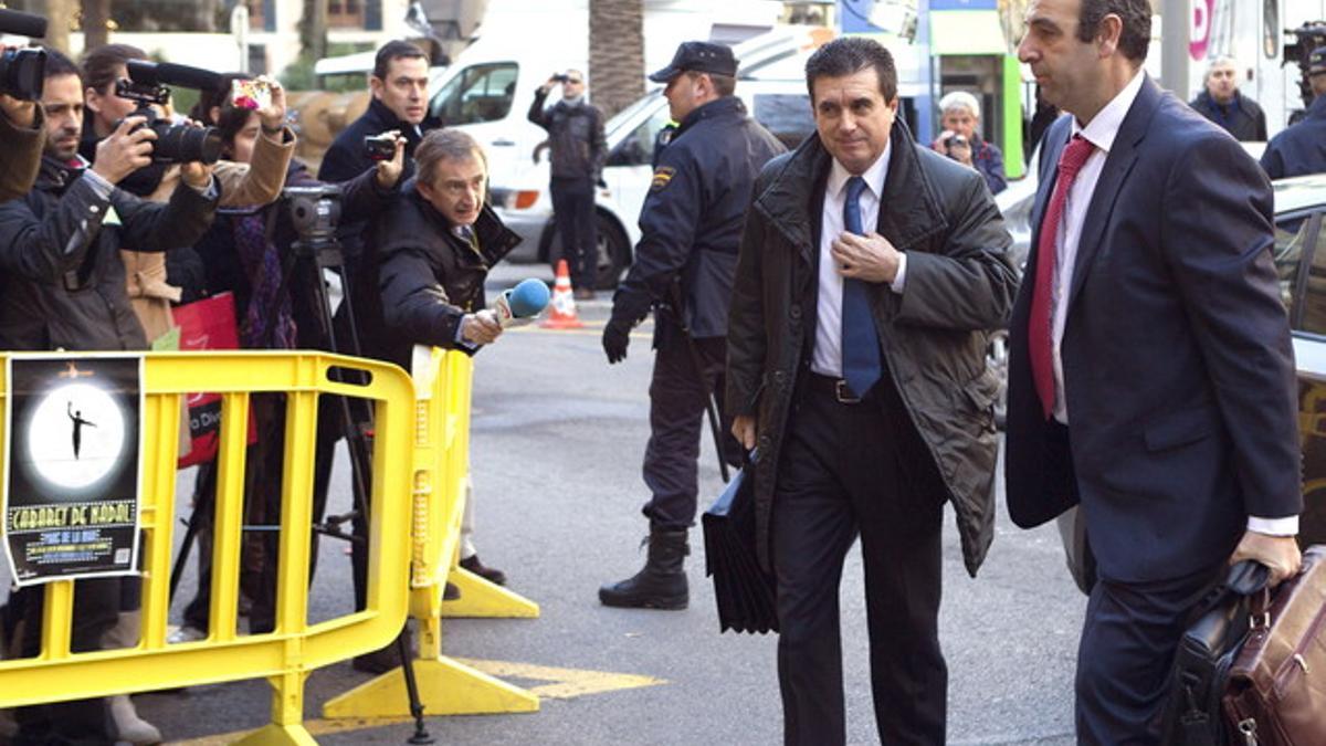 El expresidente del Gobierno Balear, Jaume Matas, segundo por la derecha, acompañado de su abogado, Antonio Alberca, llega a la Audiencia Provincial de Palma de Mallorca.