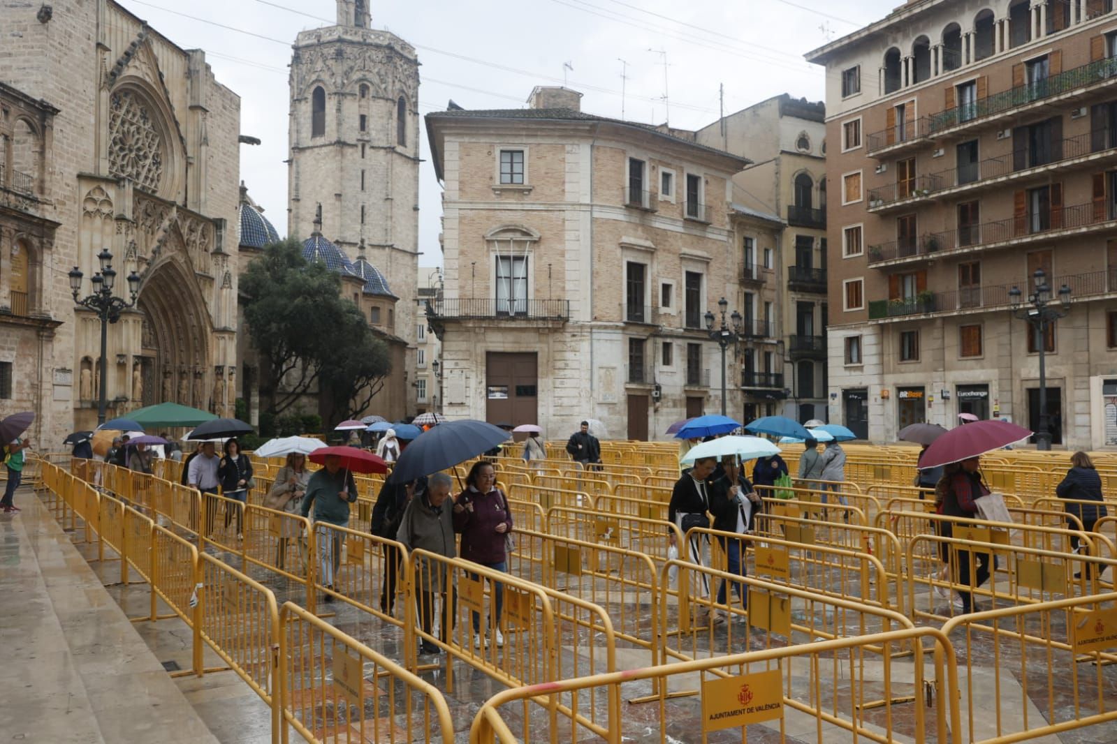 Comienza el besamanos a la virgen