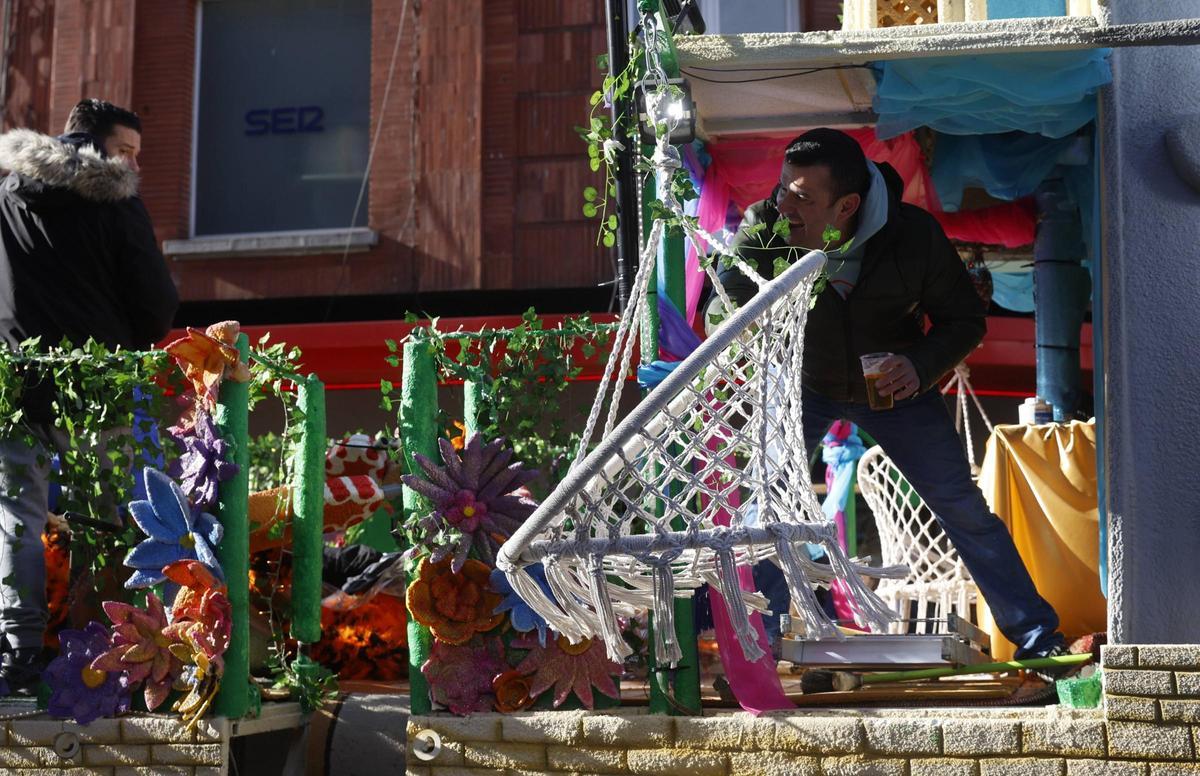 EN IMÁGENES: El 'ascenso' de los artilugios de Galiana llena las calles de Avilés