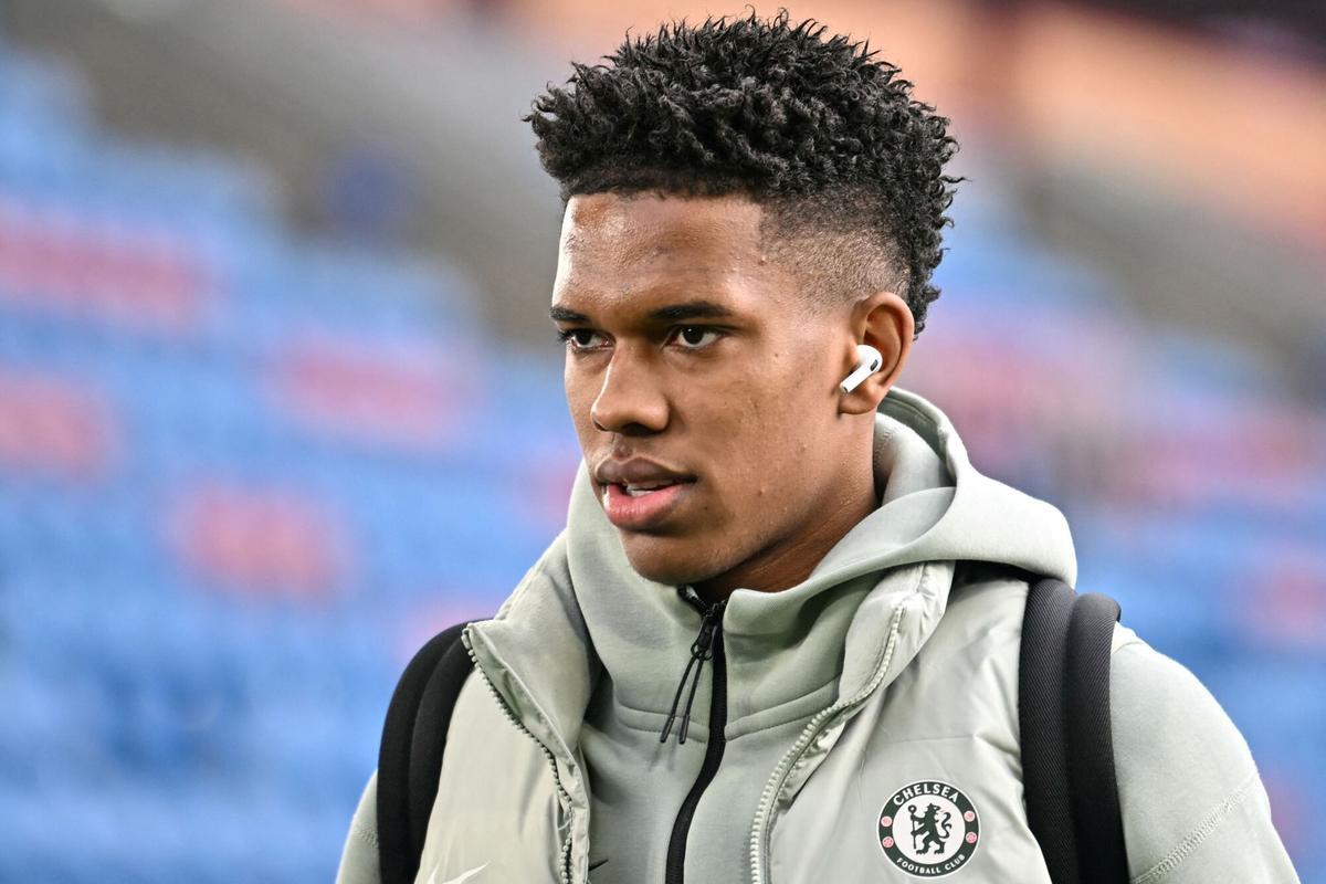 Chelsea's Brazilian midfielder #41 Estevao arrives ahead of the English Premier League football match between Burnley and Chelsea at Turf Moor in Burnley, north-west England on November 22, 2025. (Photo by ANDY BUCHANAN / AFP) / RESTRICTED TO EDITORIAL USE. No use with unauthorized audio, video, data, fixture lists, club/league logos or 'live' services. Online in-match use limited to 120 images. An additional 40 images may be used in extra time. No video emulation. Social media in-match use limited to 120 images. An additional 40 images may be used in extra time. No use in betting publications, games or single club/league/player publications. /. SEE CAPTION FOR MORE INFORMATION / RESTRICTED TO EDITORIAL USE. No use with unauthorized audio, video, data, fixture lists, club/league logos or 'live' services. Online in-match use limited to 120 images. An additional 40 images may be used in extra time