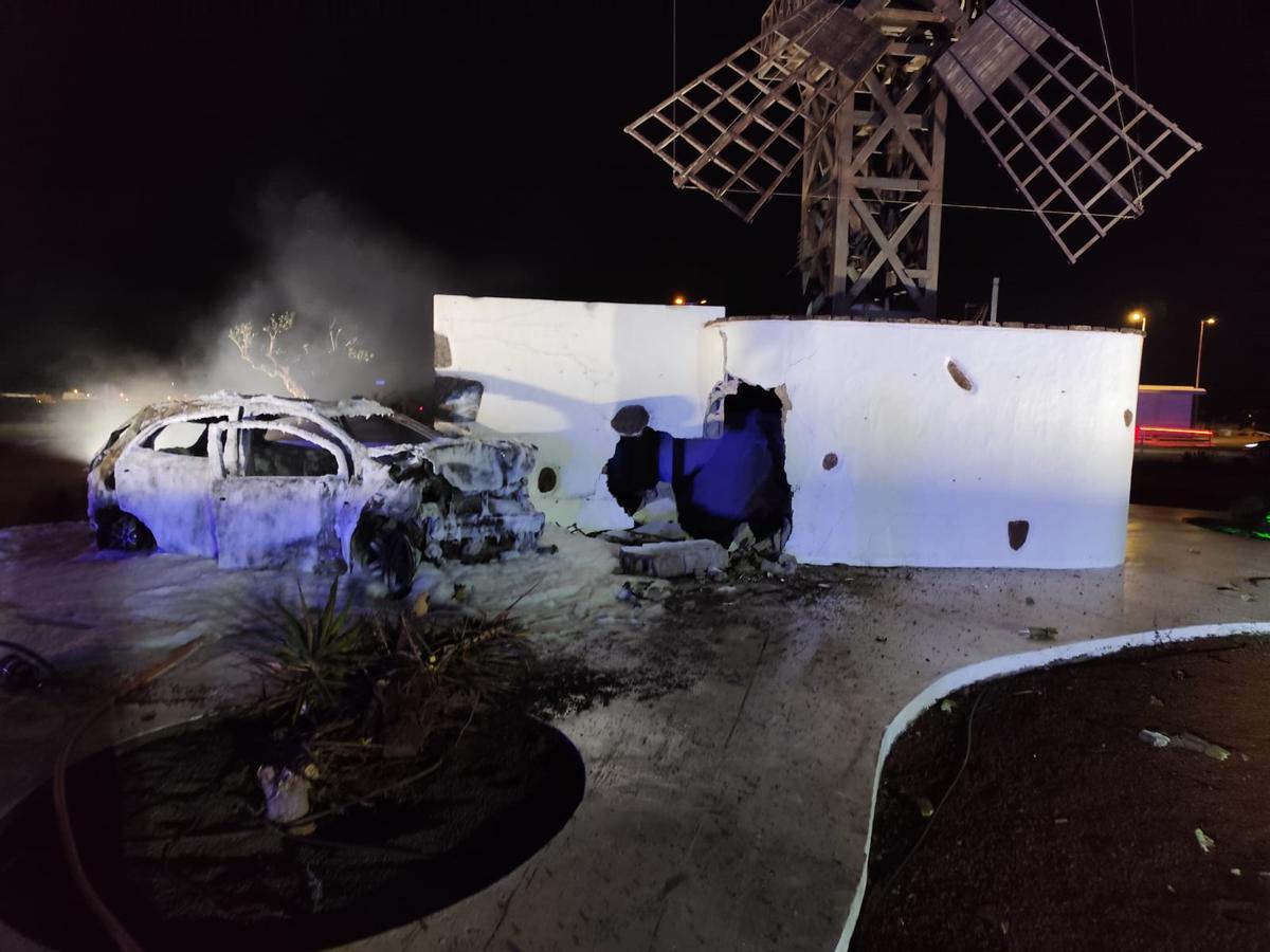 El coche accidentado, en la noche de este viernes, en la rotonda de la gasolinera Combustibles Canarios en Playa Blanca, en el municipio lanzaroteño de Yaiza