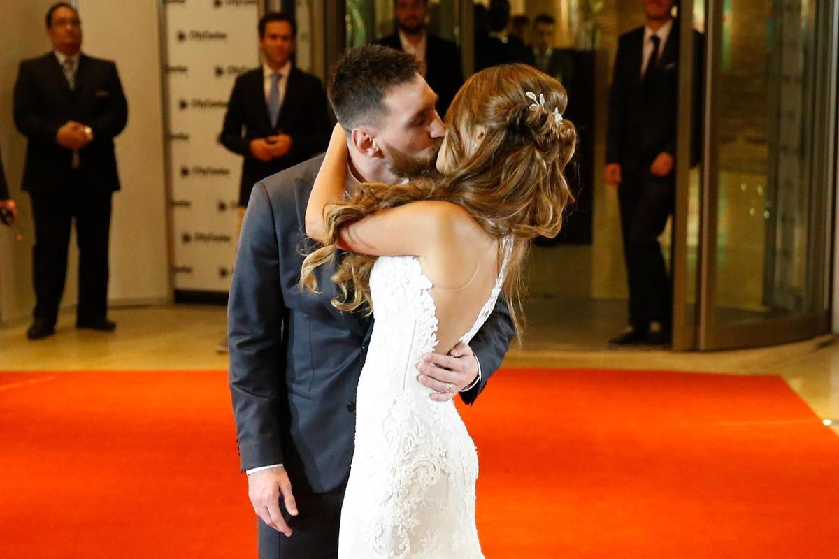 Leo Messi y Antonella Roccuzzo tras darse el 'si, quiero'