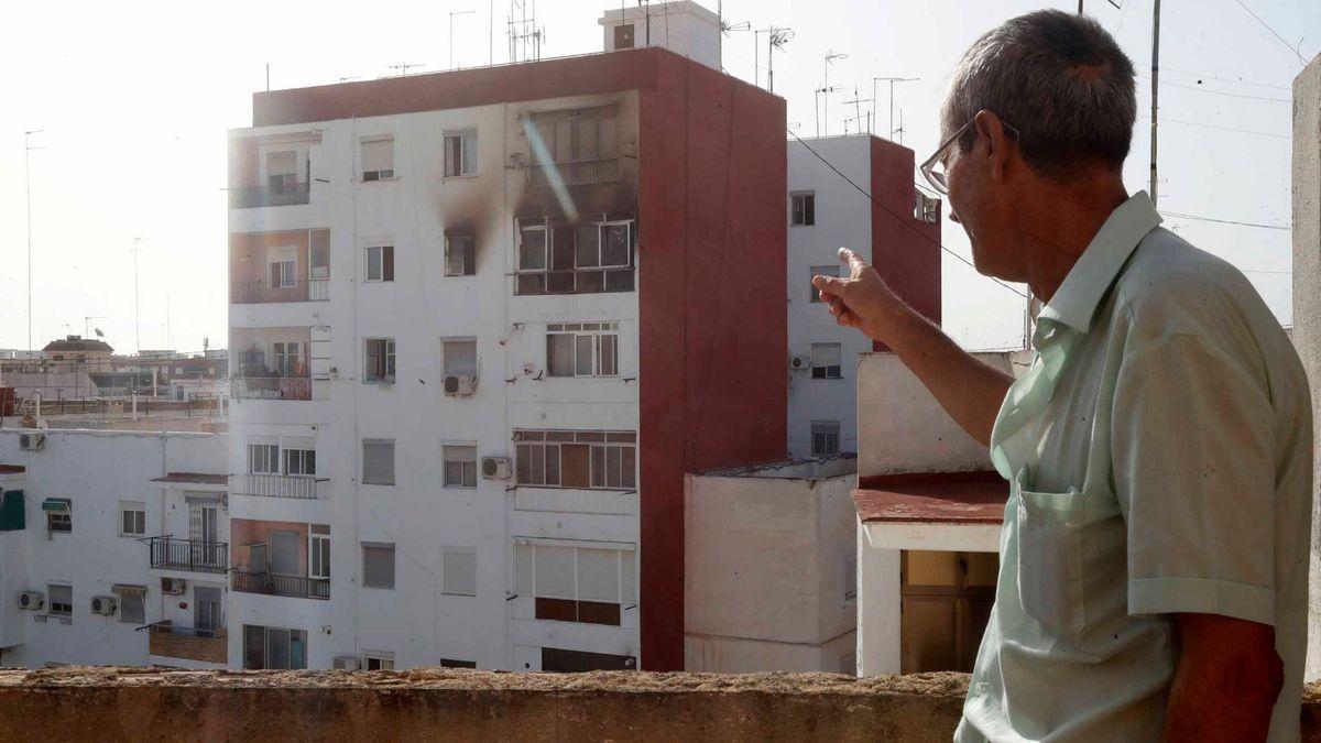 Un vecino muestra el edificio donde han fallecido dos personas en Benicalap.