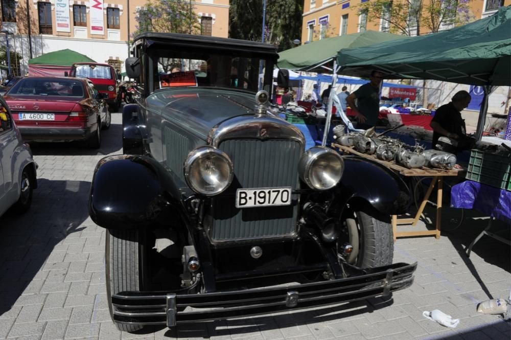 Lo coches antiguos conquistan  el Cuartel de Artillería