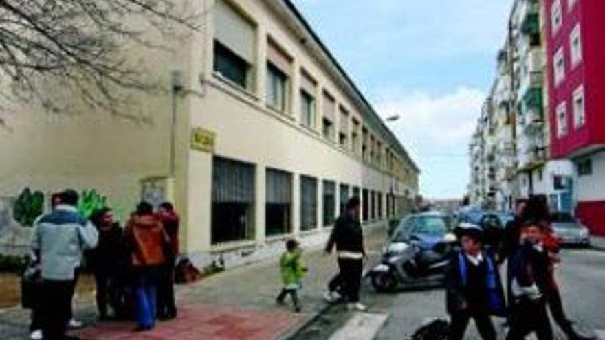 Padres del Bótoa se movilizan por el retraso del suelo para el nuevo colegio