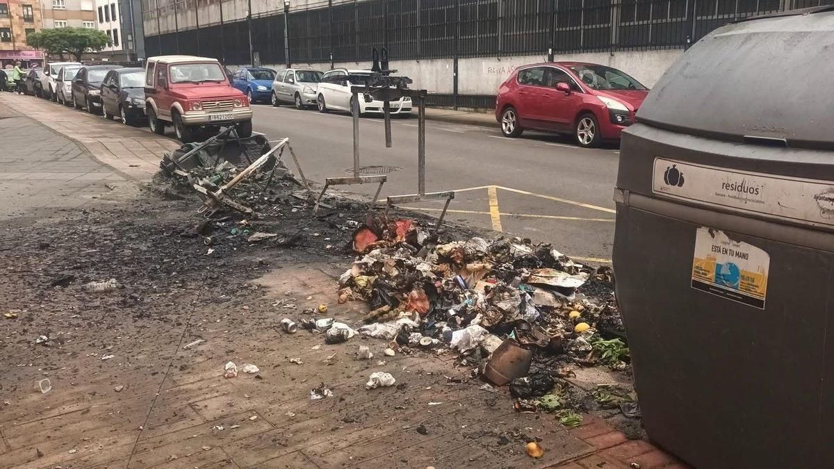 Contenedores calcinados en la zona del barrio de La Concordia.