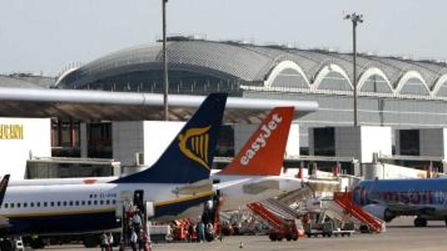 Imagen de la nueva terminal del aeropuerto de El Altet, inaugurada hace casi un año, y que ha desencadenado el conflicto entre Aena y Ryanair por el uso de las pasarelas telescópicas .