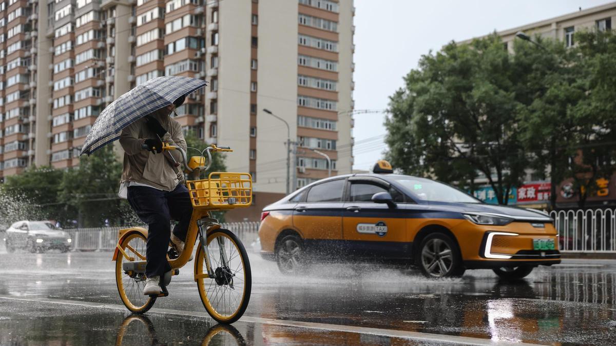 China eleva alerta por tifón Dolphin, que podría tocar tierra entre el domingo y lunes