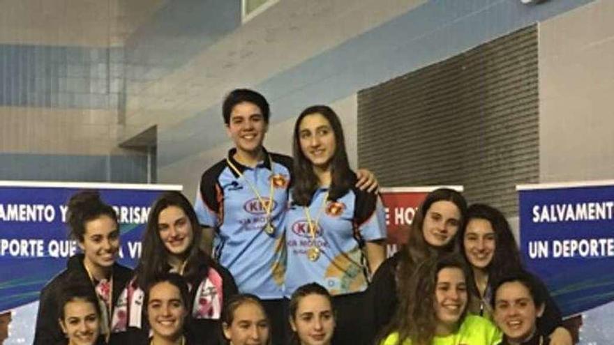 Podio de una prueba de relevos femenina ganada por S. Benavente.