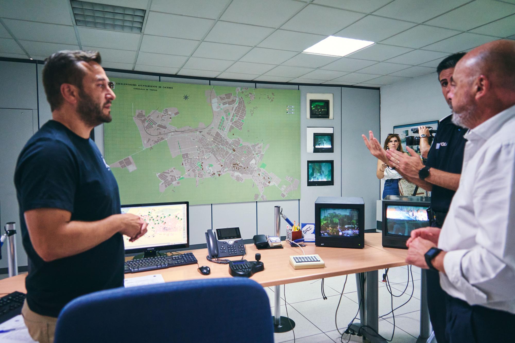 FOTOGALERÍA | Así son las nuevas cámaras de vigilancia de la Policía Local de Cáceres