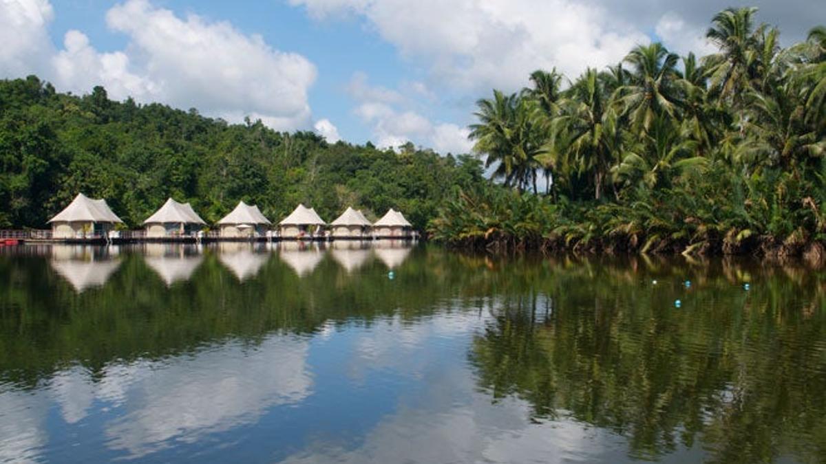 Tiendas del FourRivers sobre el río Tatai.