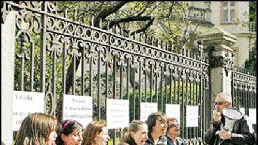 Los trabajadores, ayer, ante la Casa de la Juventud. / ricardo grobas