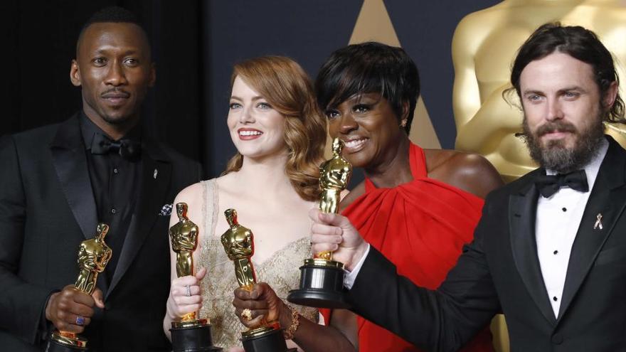 Mahashala Ali, Emma Stone, Viola Davis y Casey Affleck posan con su Oscars 2017