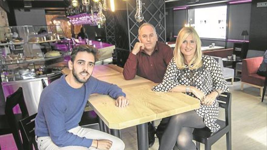 «Tartas, bizcochos, churros... en nuestro negocio todo es casero»