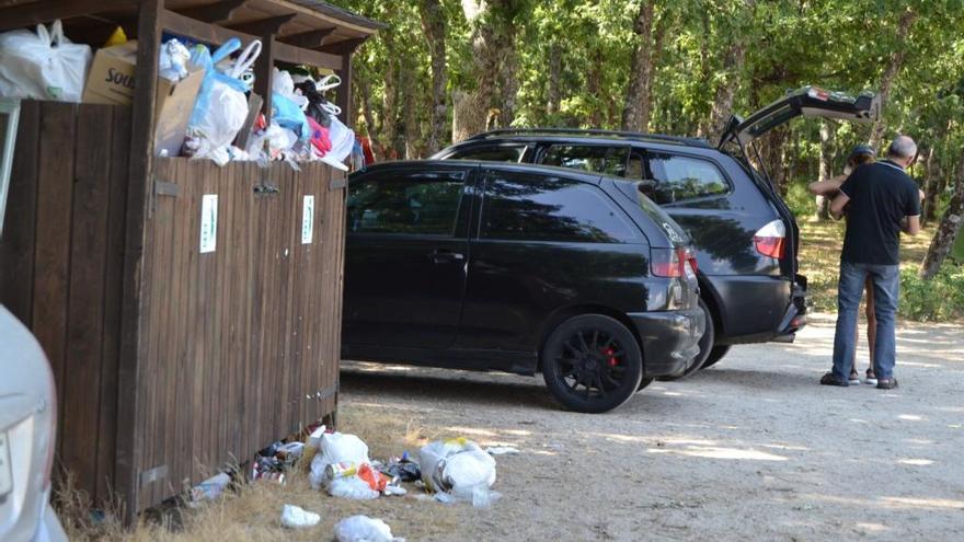 Contenedores llenos de basura, este verano, en el Lago de Sanabria.