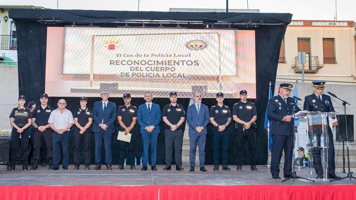 Las autoridades, en el acto de reconocimiento brindado en la conmemoración del 30 aniversario de la Policía Local.